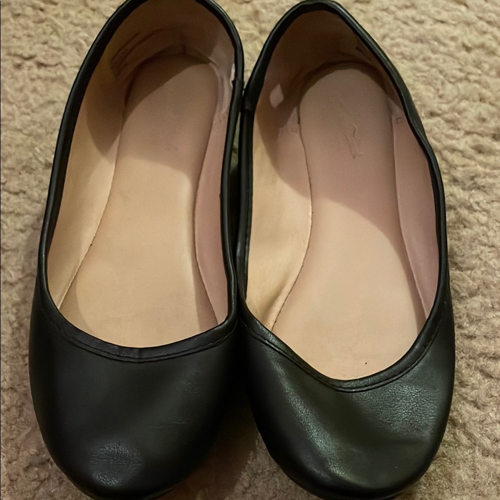 Black Flats with Rounded Toe and Minimalist Design